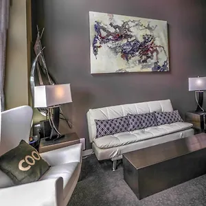 top-floor-penthouse-pool-views-of-bay-and-space-needle.seattlehotelsites.com/